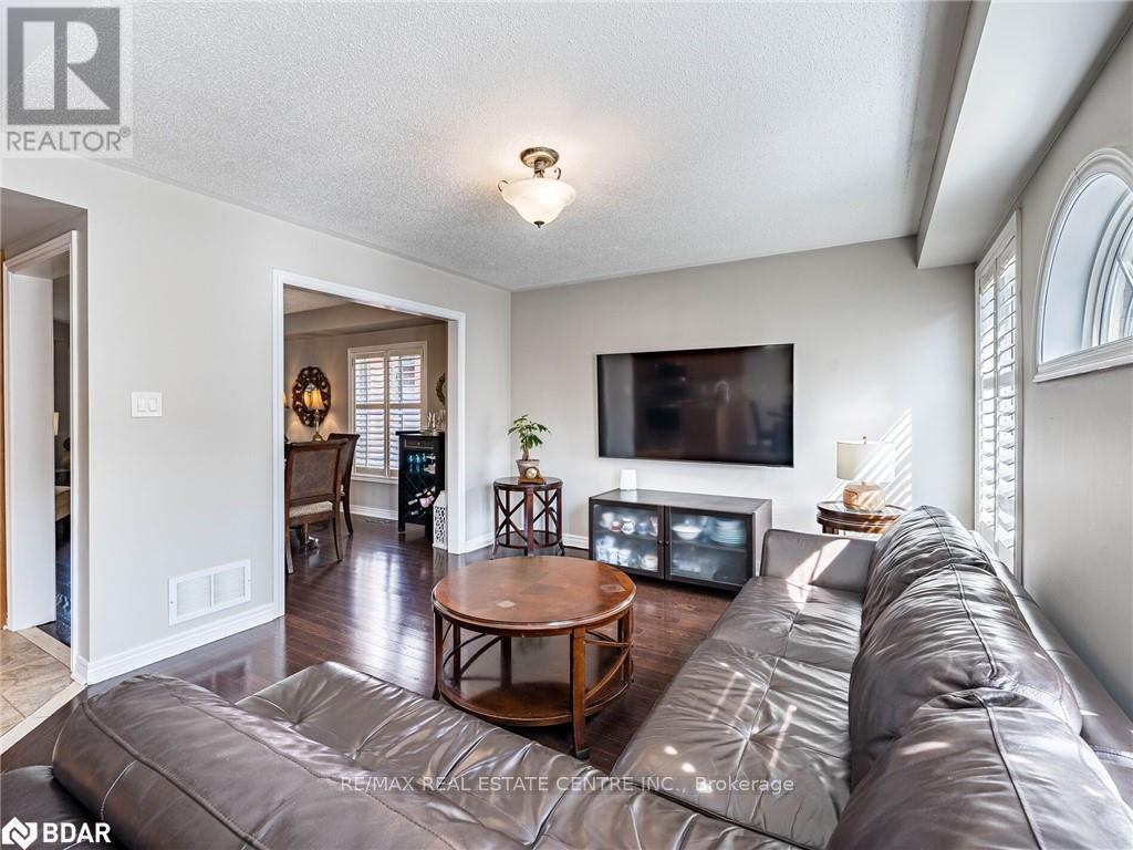 137 Mowat Crescent, Halton Hills, Ontario  L7G 6A8 - Photo 5 - W12471720