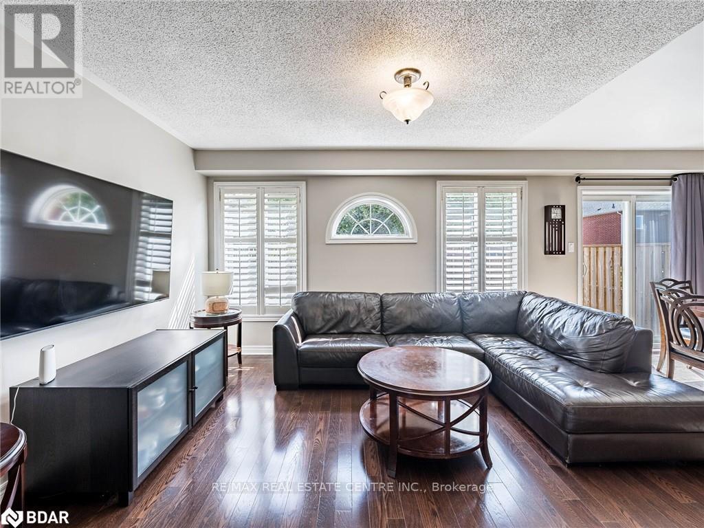 137 Mowat Crescent, Halton Hills, Ontario  L7G 6A8 - Photo 6 - W12471720