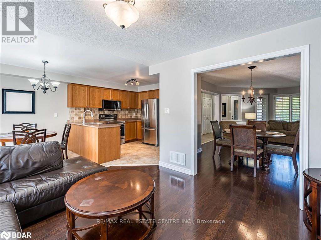 137 Mowat Crescent, Halton Hills, Ontario  L7G 6A8 - Photo 8 - W12471720