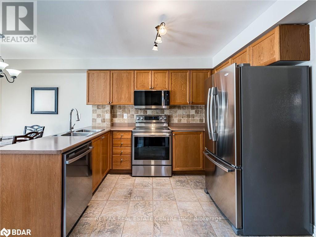 137 Mowat Crescent, Halton Hills, Ontario  L7G 6A8 - Photo 9 - W12471720