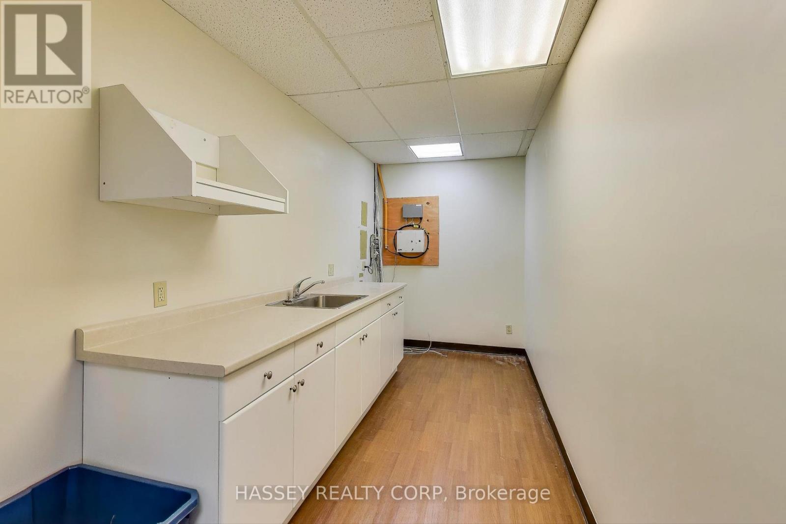 201 - 4 Checkley Street, Barrie (City Centre), Ontario  L4N 1W1 - Photo 21 - S12357581