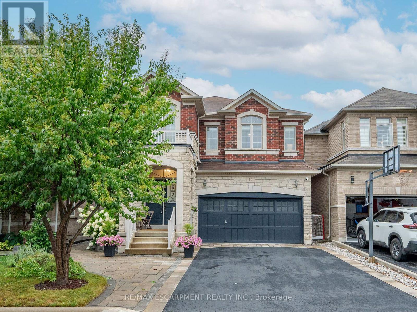 19 Mcknight Avenue, Hamilton, Ontario  L8B 0R5 - Photo 2 - X12471650