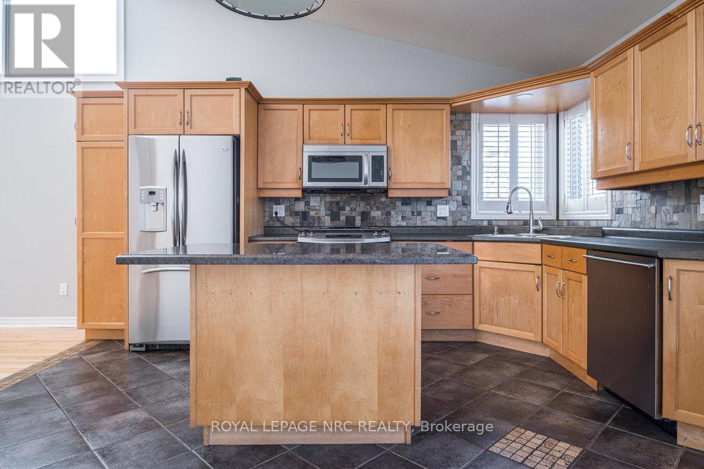 8071 Costabile Drive, Niagara Falls, Ontario  L2H 3H4 - Photo 14 - X12471784