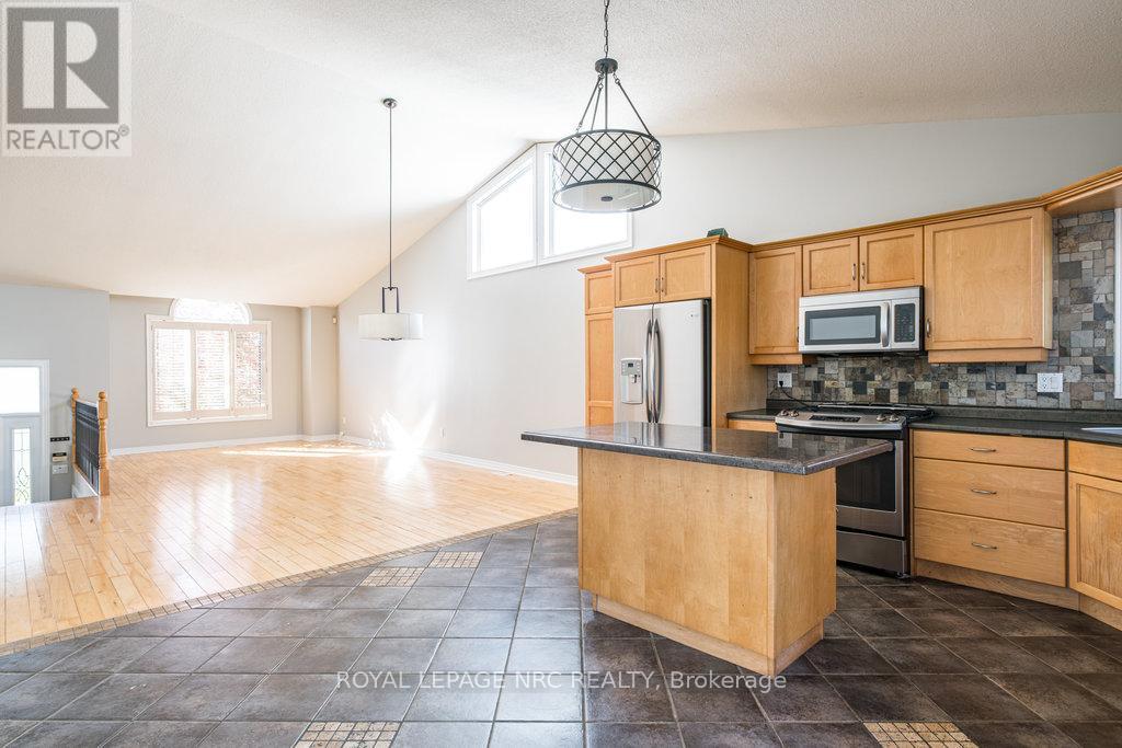 8071 Costabile Drive, Niagara Falls, Ontario  L2H 3H4 - Photo 15 - X12471784