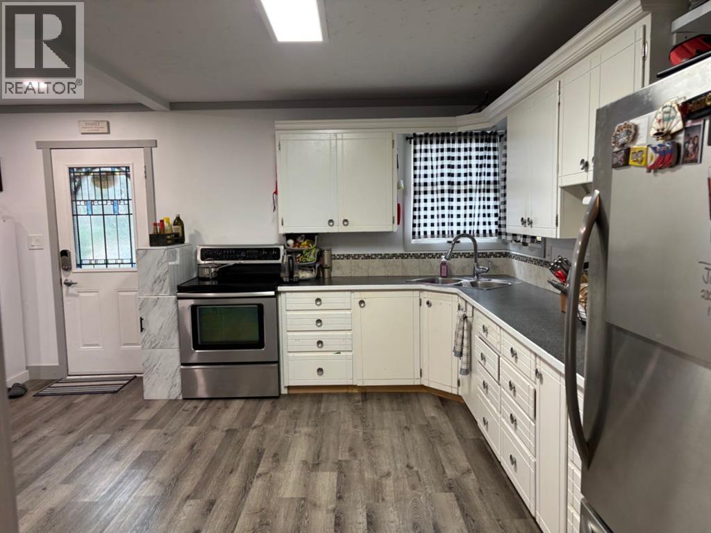 36 W Harker Avenue, Magrath, Alberta  T0K 1J0 - Photo 4 - A2247234