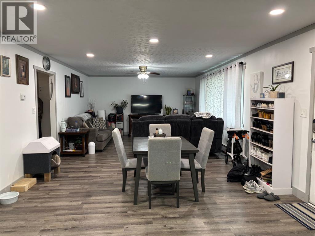 36 W Harker Avenue, Magrath, Alberta  T0K 1J0 - Photo 6 - A2247234