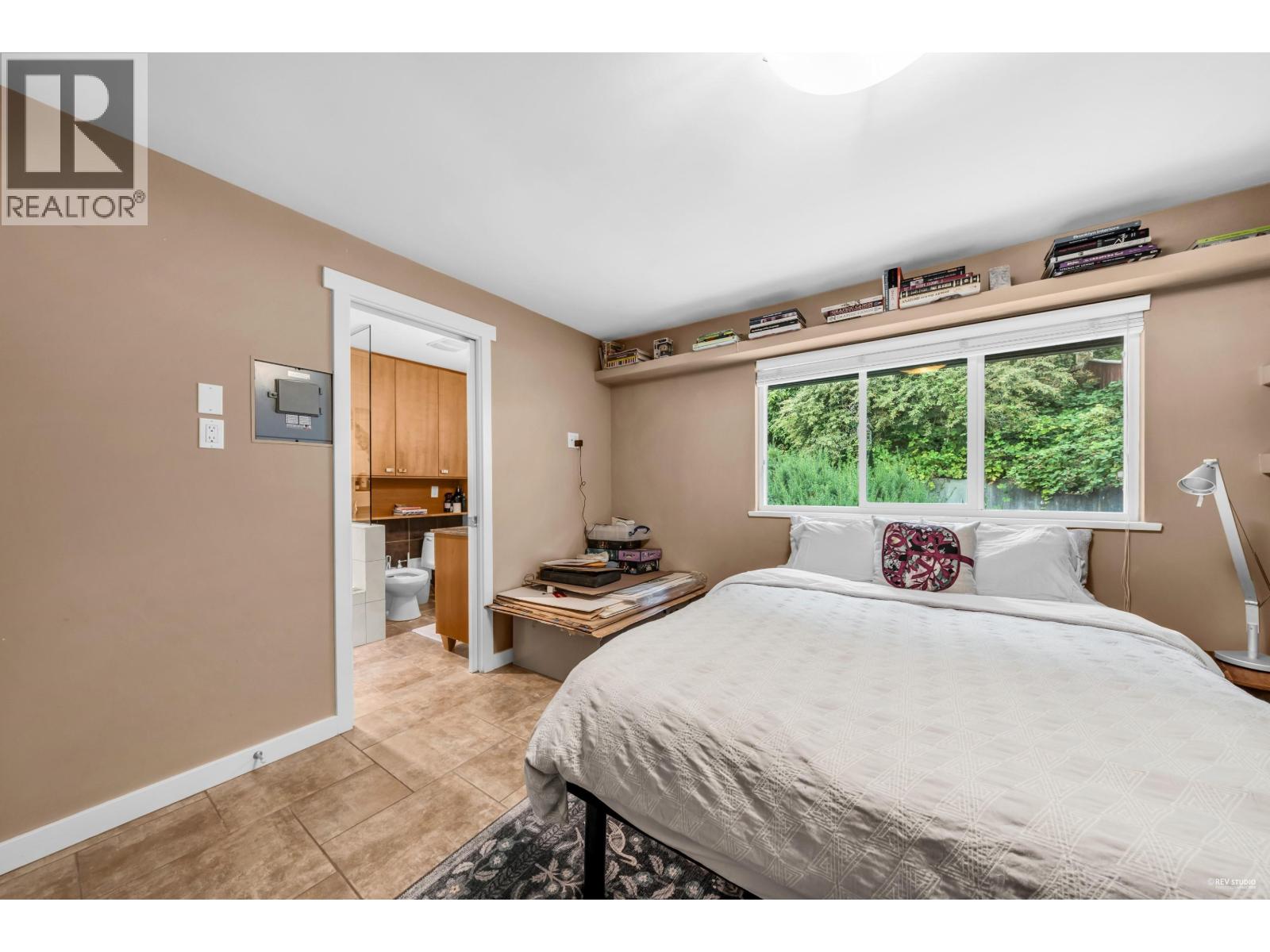 562 Alpine Court, North Vancouver, British Columbia  V7R 2L6 - Photo 11 - R3059877