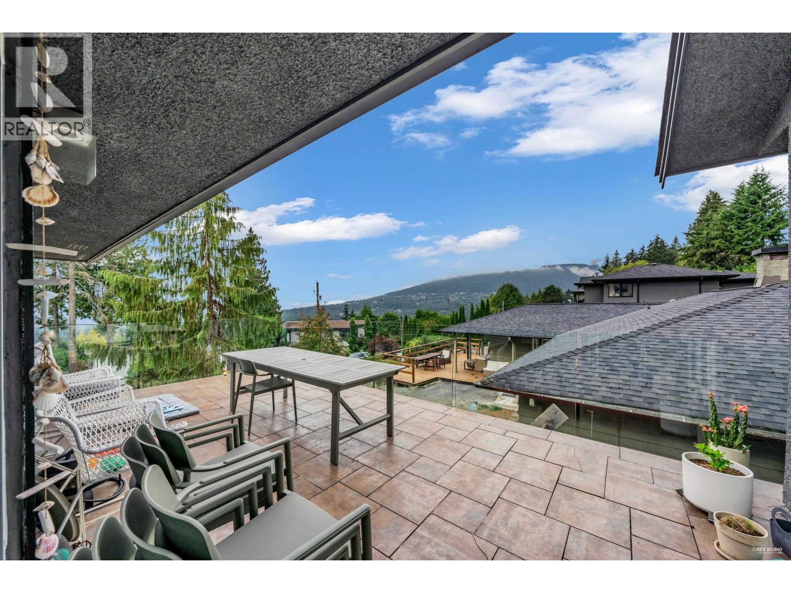 562 Alpine Court, North Vancouver, British Columbia  V7R 2L6 - Photo 3 - R3059877