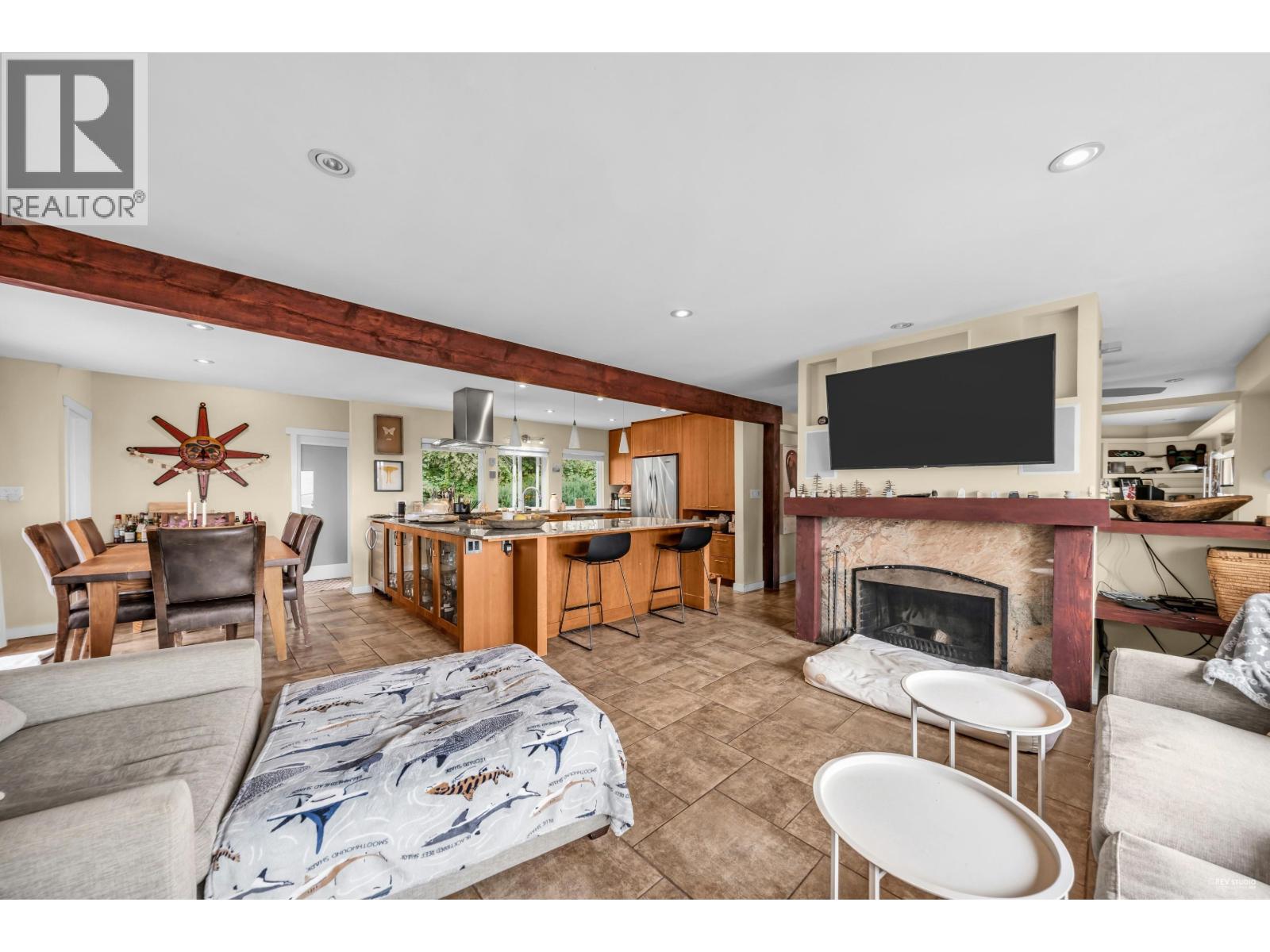 562 Alpine Court, North Vancouver, British Columbia  V7R 2L6 - Photo 5 - R3059877