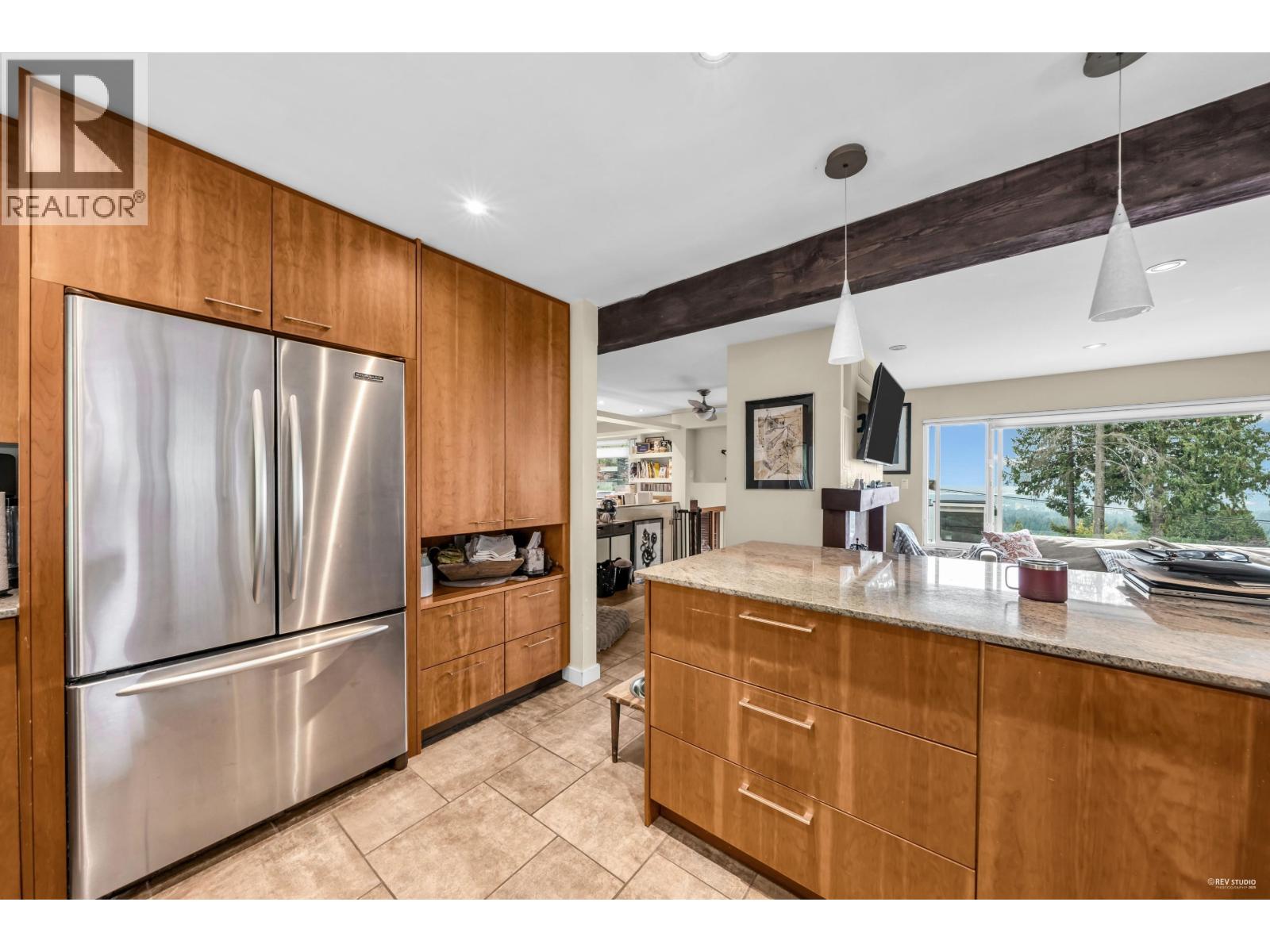 562 Alpine Court, North Vancouver, British Columbia  V7R 2L6 - Photo 7 - R3059877