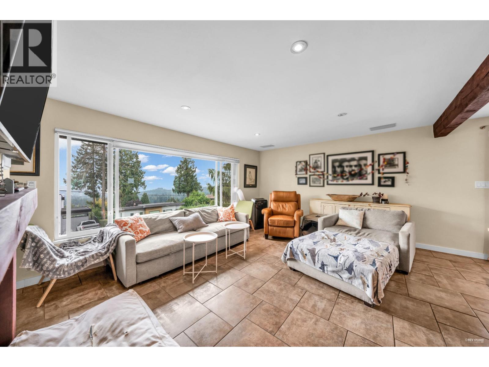 562 Alpine Court, North Vancouver, British Columbia  V7R 2L6 - Photo 6 - R3059877