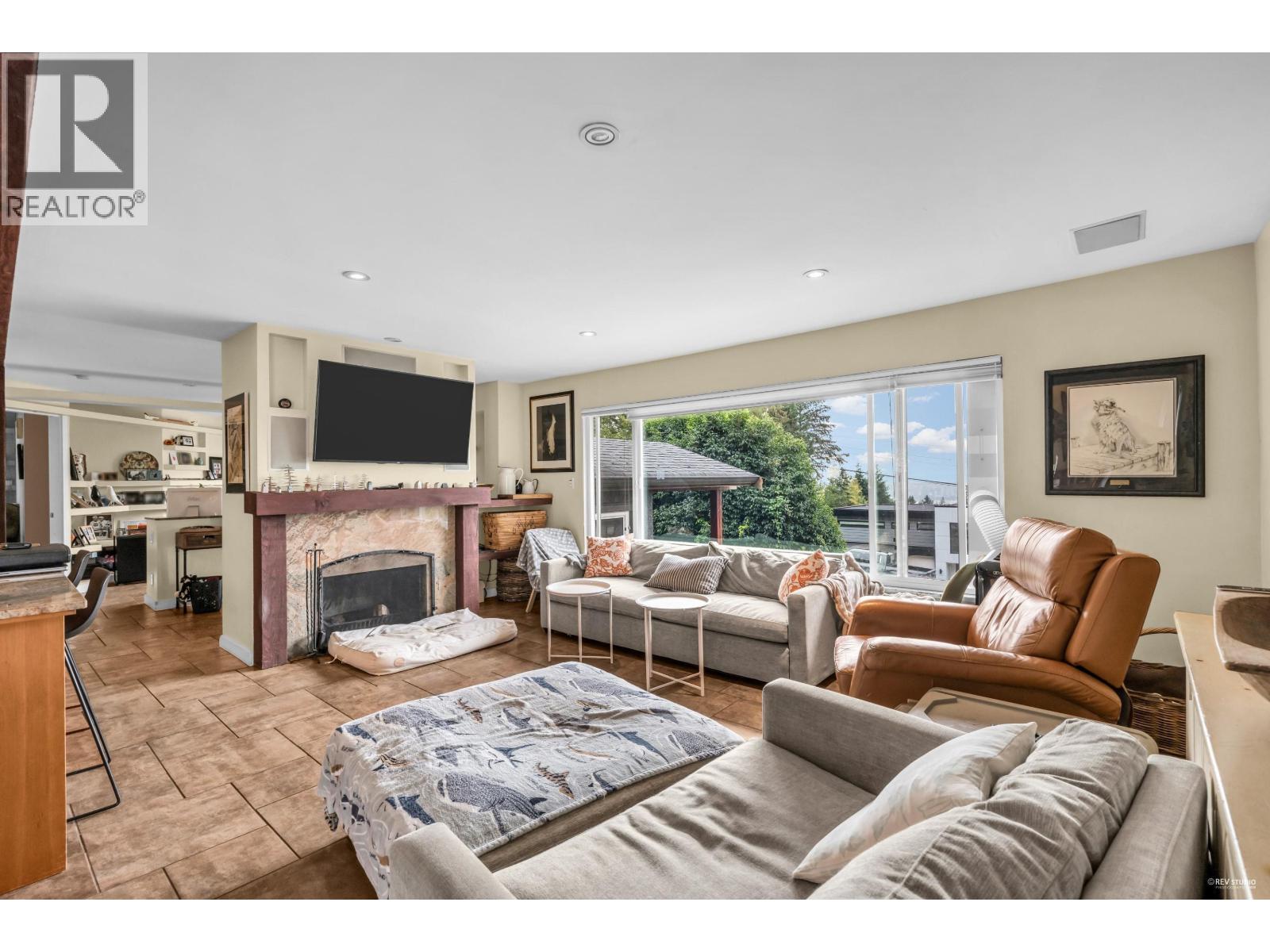 562 Alpine Court, North Vancouver, British Columbia  V7R 2L6 - Photo 4 - R3059877