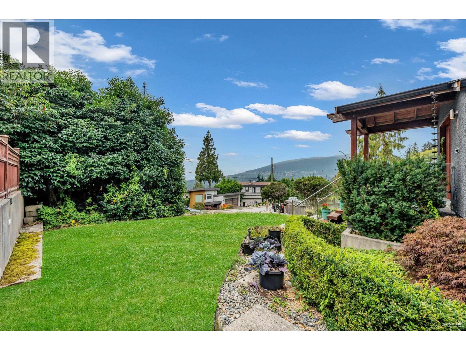 562 Alpine Court, North Vancouver, British Columbia  V7R 2L6 - Photo 30 - R3059877