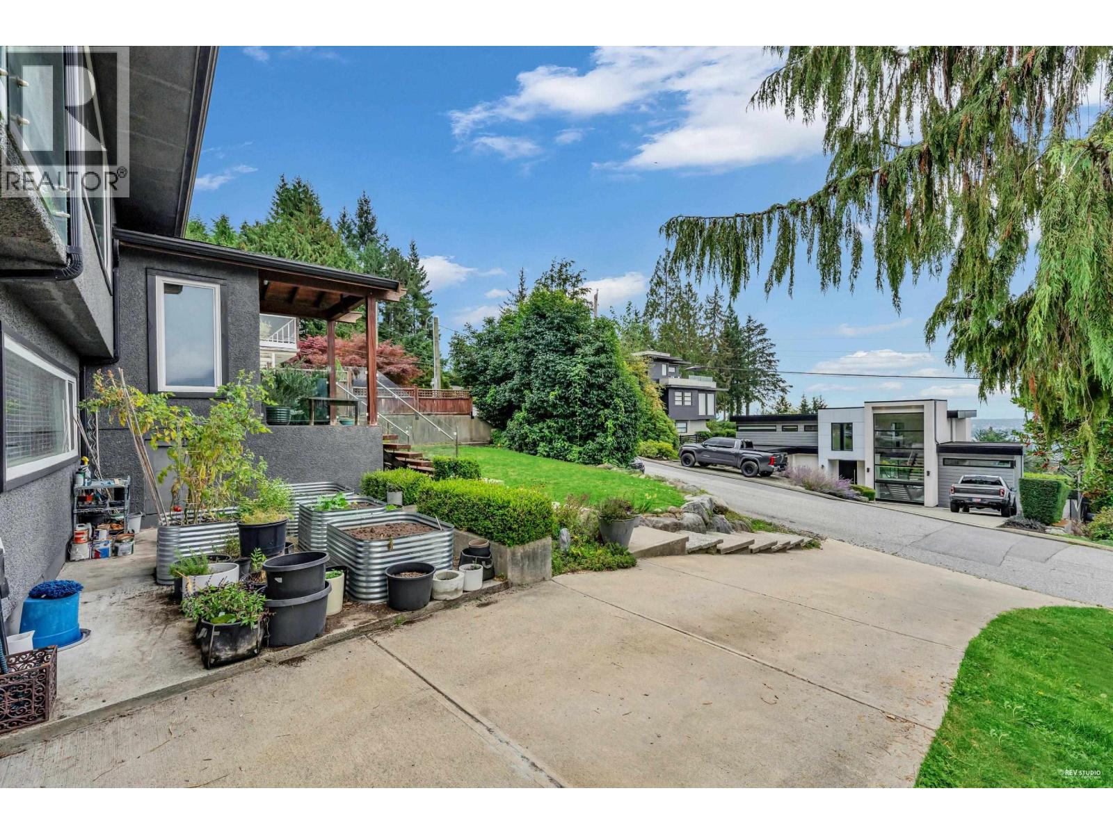 562 Alpine Court, North Vancouver, British Columbia  V7R 2L6 - Photo 35 - R3059877