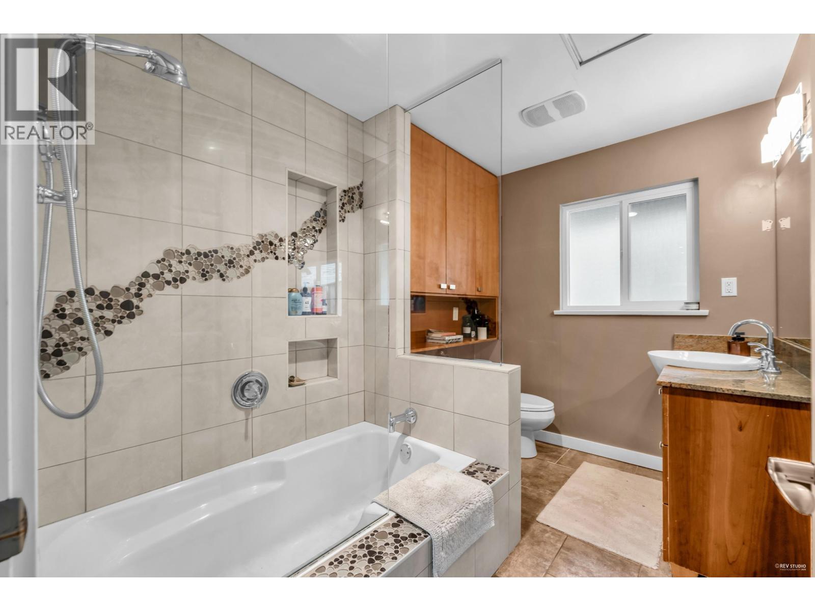 562 Alpine Court, North Vancouver, British Columbia  V7R 2L6 - Photo 12 - R3059877
