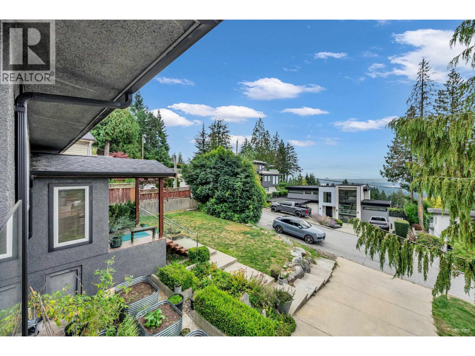 562 Alpine Court, North Vancouver, British Columbia  V7R 2L6 - Photo 2 - R3059877