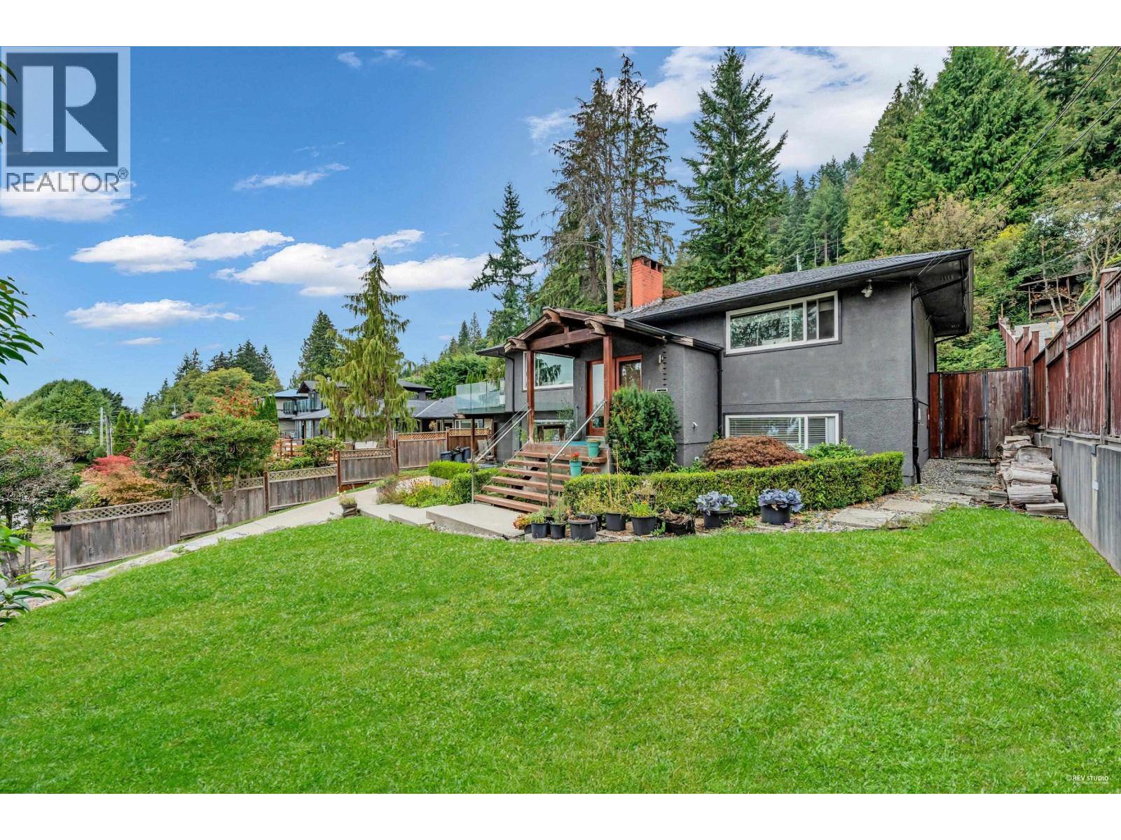 562 Alpine Court, North Vancouver, British Columbia  V7R 2L6 - Photo 32 - R3059877