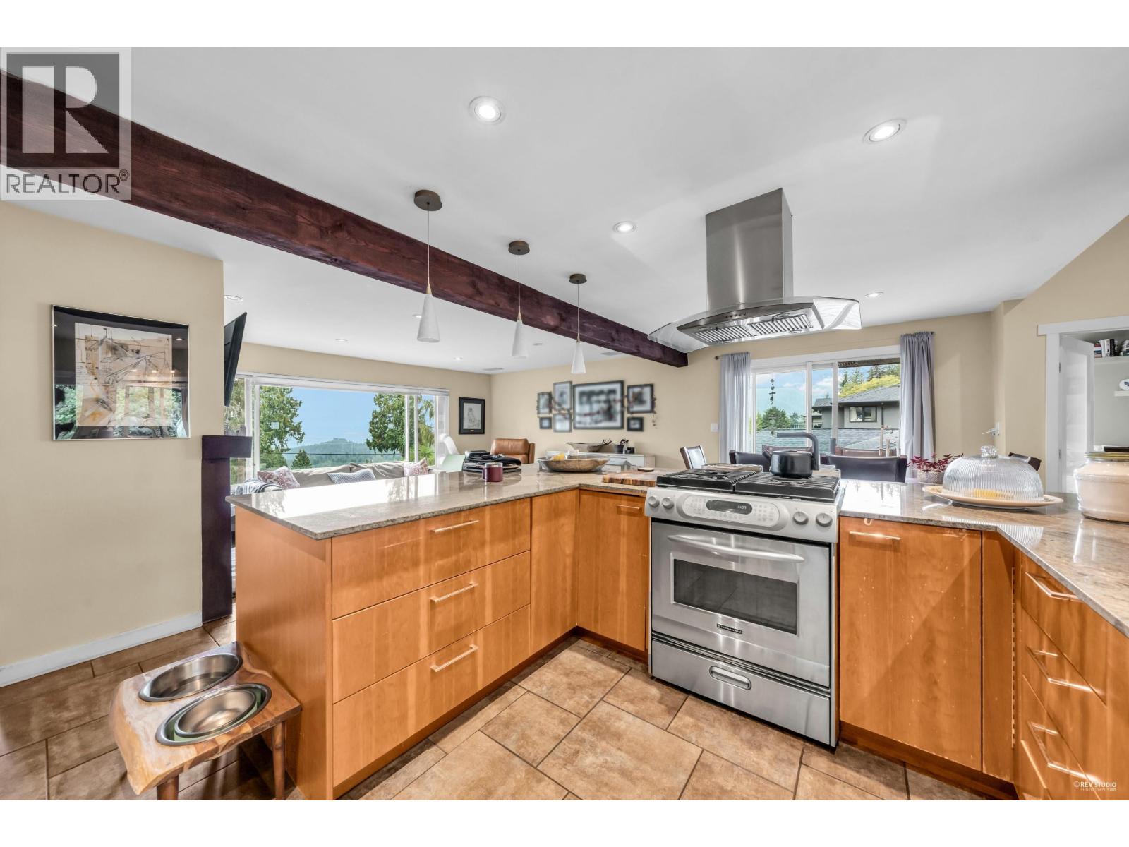 562 Alpine Court, North Vancouver, British Columbia  V7R 2L6 - Photo 8 - R3059877