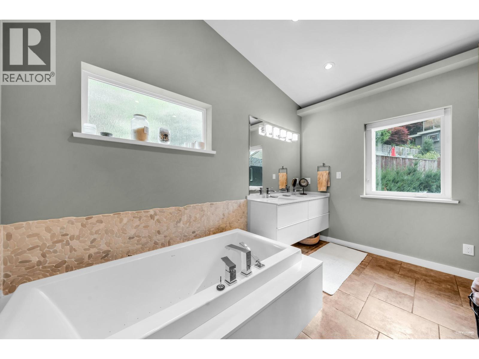 562 Alpine Court, North Vancouver, British Columbia  V7R 2L6 - Photo 19 - R3059877
