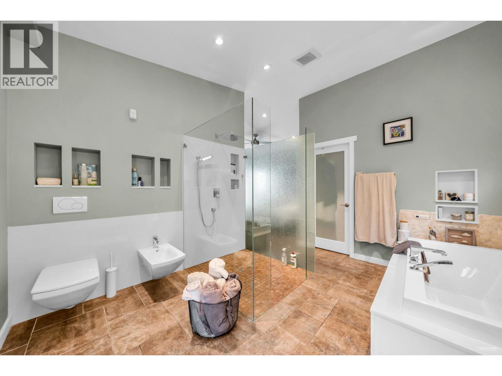 562 Alpine Court, North Vancouver, British Columbia  V7R 2L6 - Photo 18 - R3059877