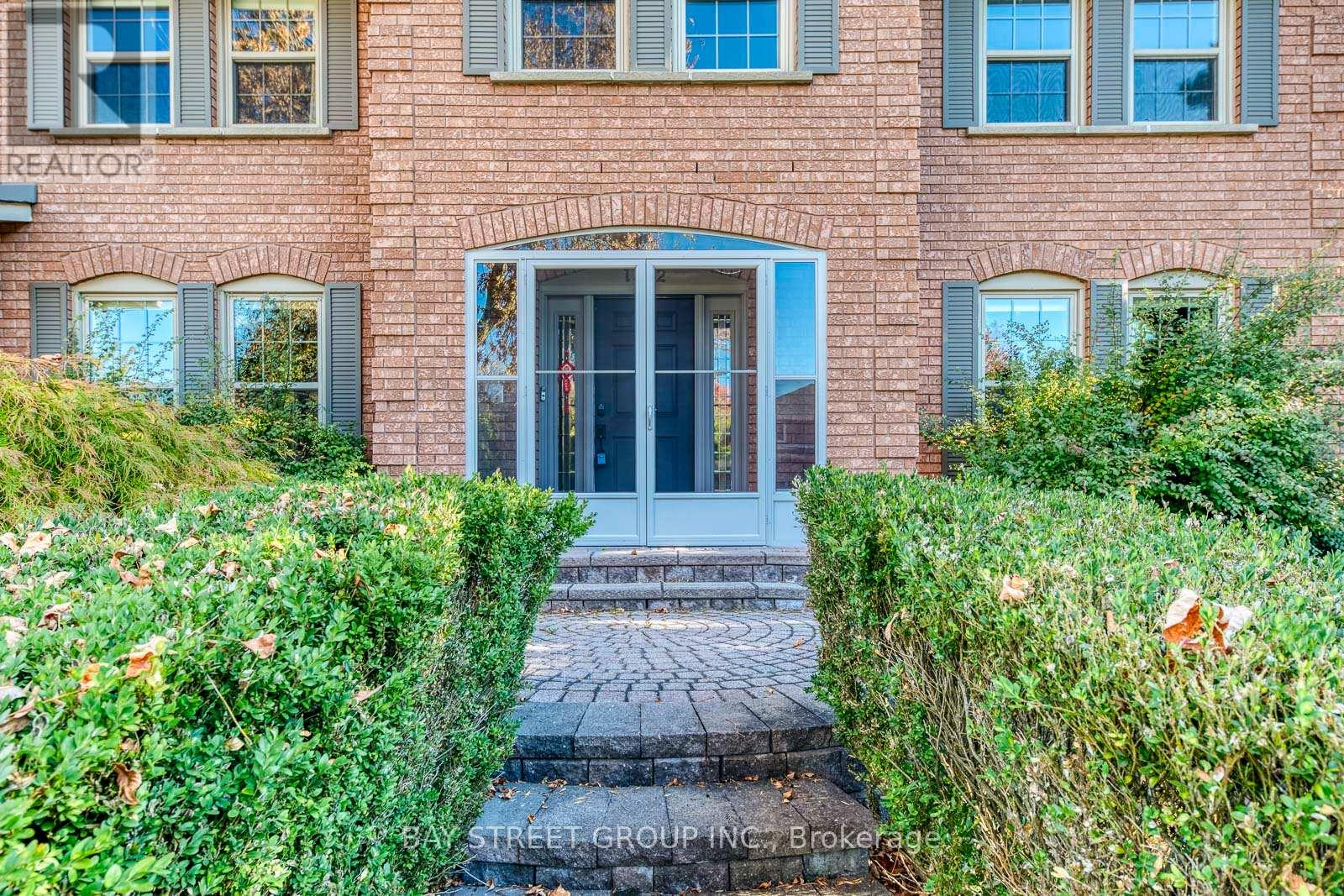 1322 Roseberry Crescent, Oakville, Ontario  L6M 1W1 - Photo 2 - W12375376