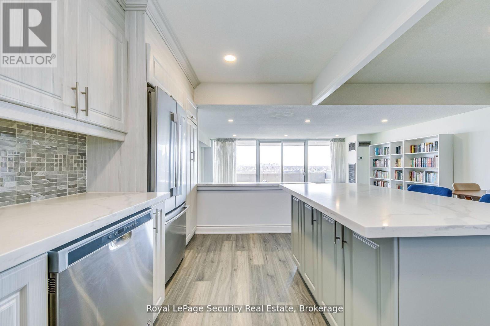 2005 - 260 Scarlett Road, Toronto (Rockcliffe-Smythe), Ontario  M6N 4X6 - Photo 19 - W12468941