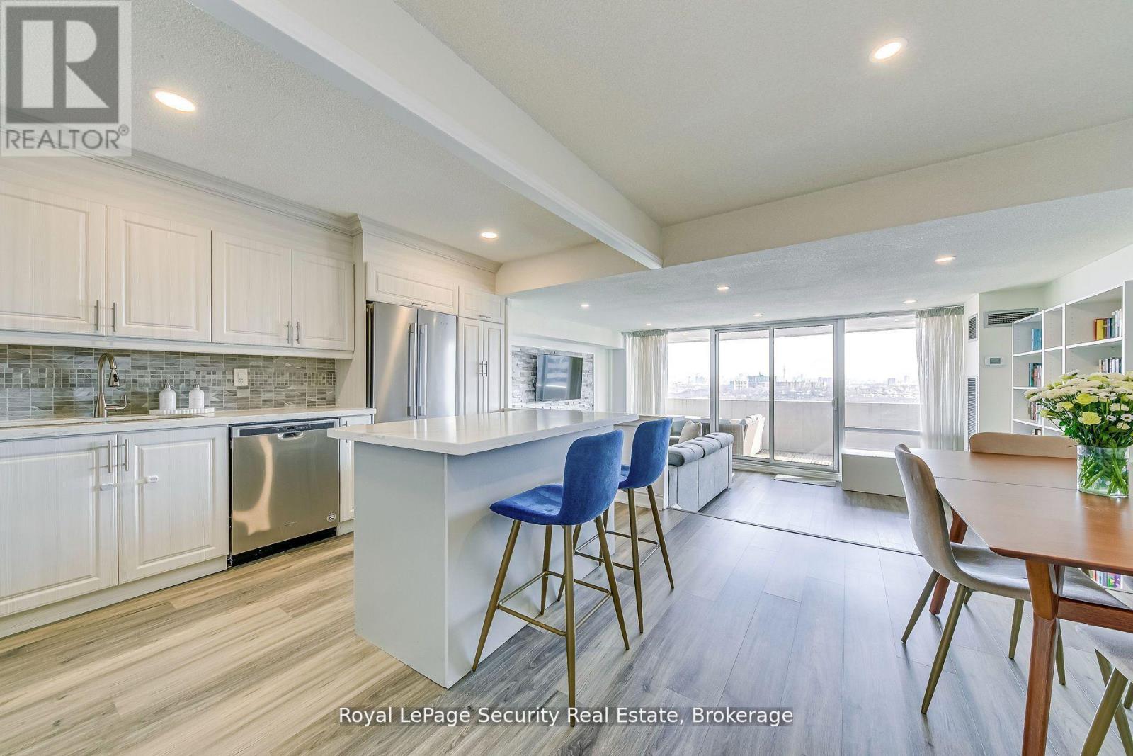 2005 - 260 Scarlett Road, Toronto (Rockcliffe-Smythe), Ontario  M6N 4X6 - Photo 18 - W12468941