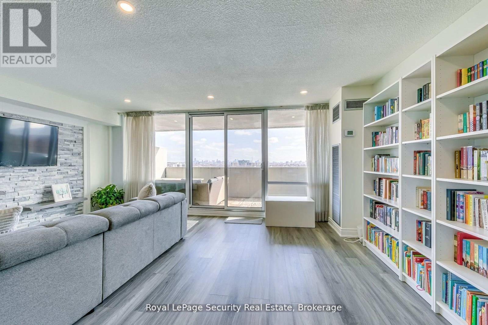 2005 - 260 Scarlett Road, Toronto (Rockcliffe-Smythe), Ontario  M6N 4X6 - Photo 20 - W12468941