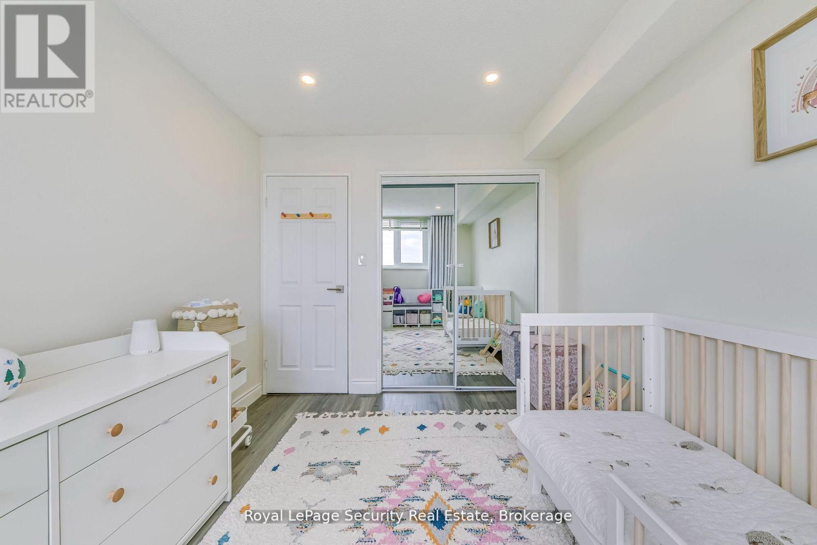 2005 - 260 Scarlett Road, Toronto (Rockcliffe-Smythe), Ontario  M6N 4X6 - Photo 33 - W12468941