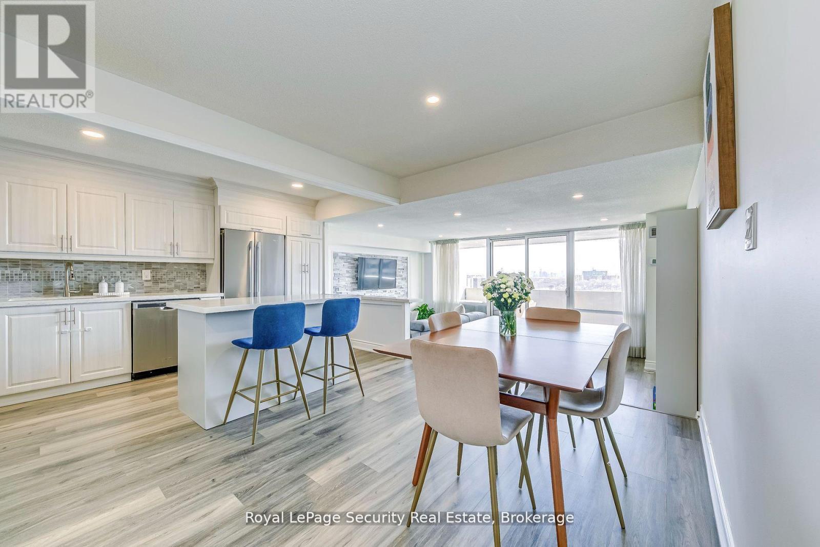 2005 - 260 Scarlett Road, Toronto (Rockcliffe-Smythe), Ontario  M6N 4X6 - Photo 9 - W12468941