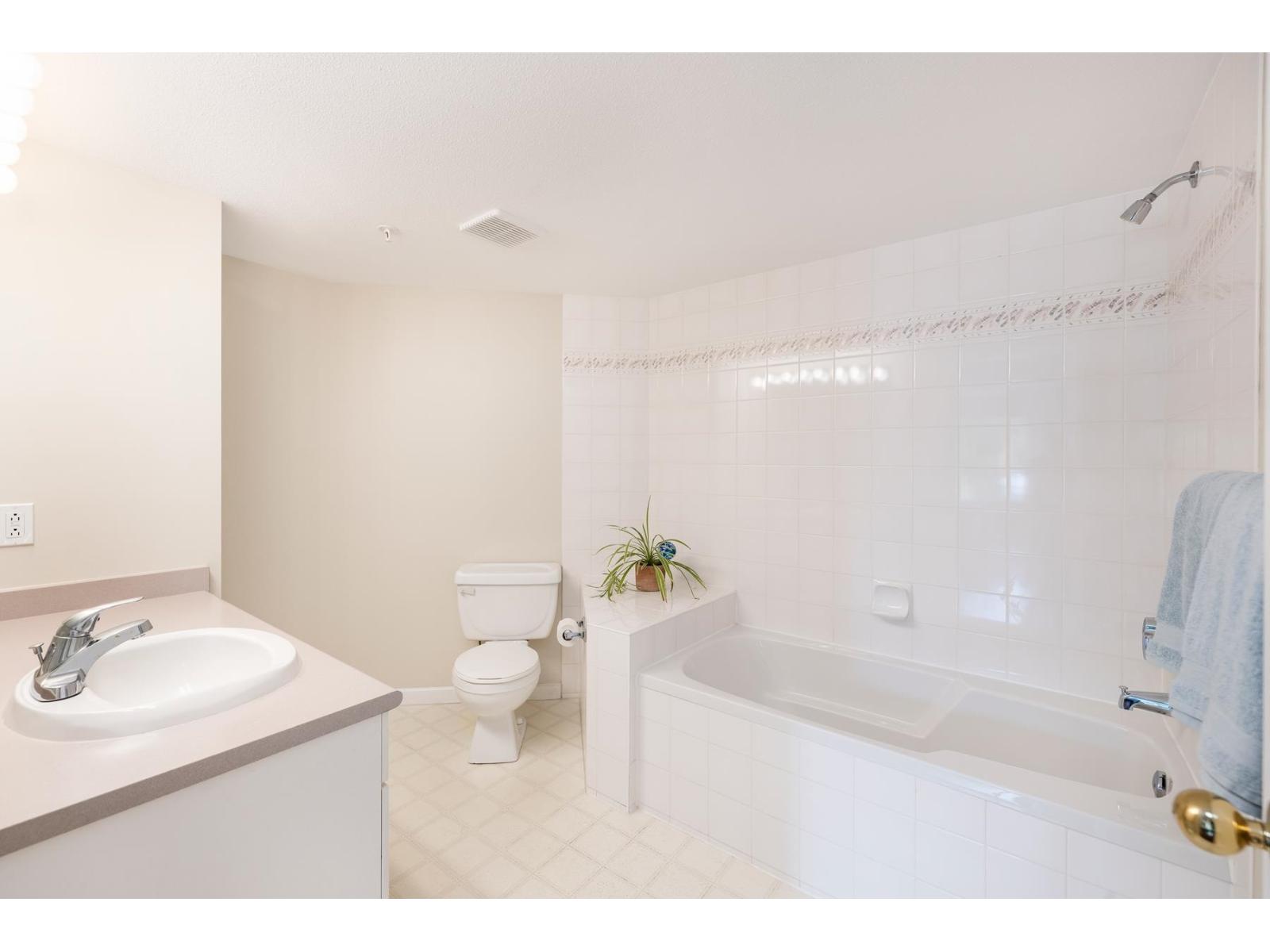 210 15155 22 Avenue, Surrey, British Columbia V4A 9T4 - Photo 13 - R3045567