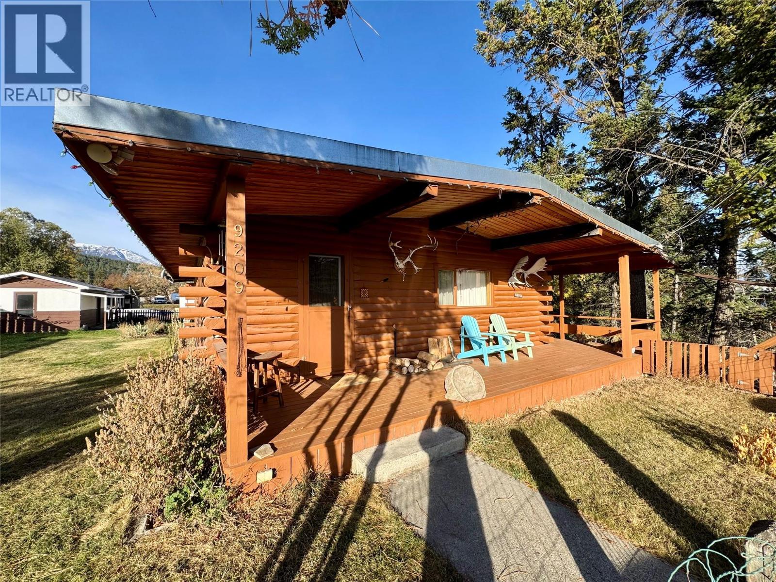 9209 Moffat Avenue, Wilmer, British Columbia  V0A 1K5 - Photo 2 - 10366233