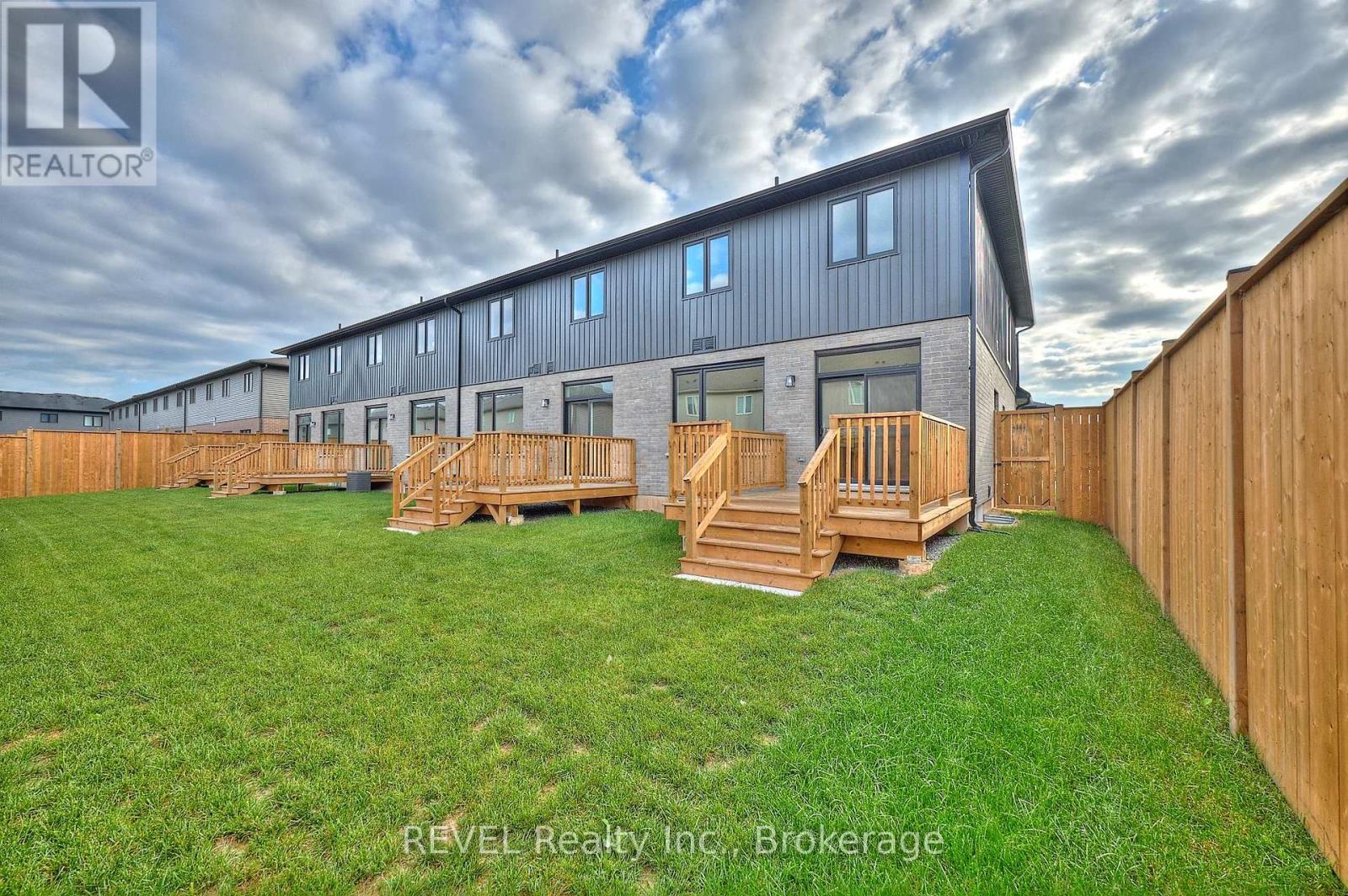 7453 Matteo Drive, Niagara Falls (Brown), Ontario  L2H 3T3 - Photo 4 - X12444045