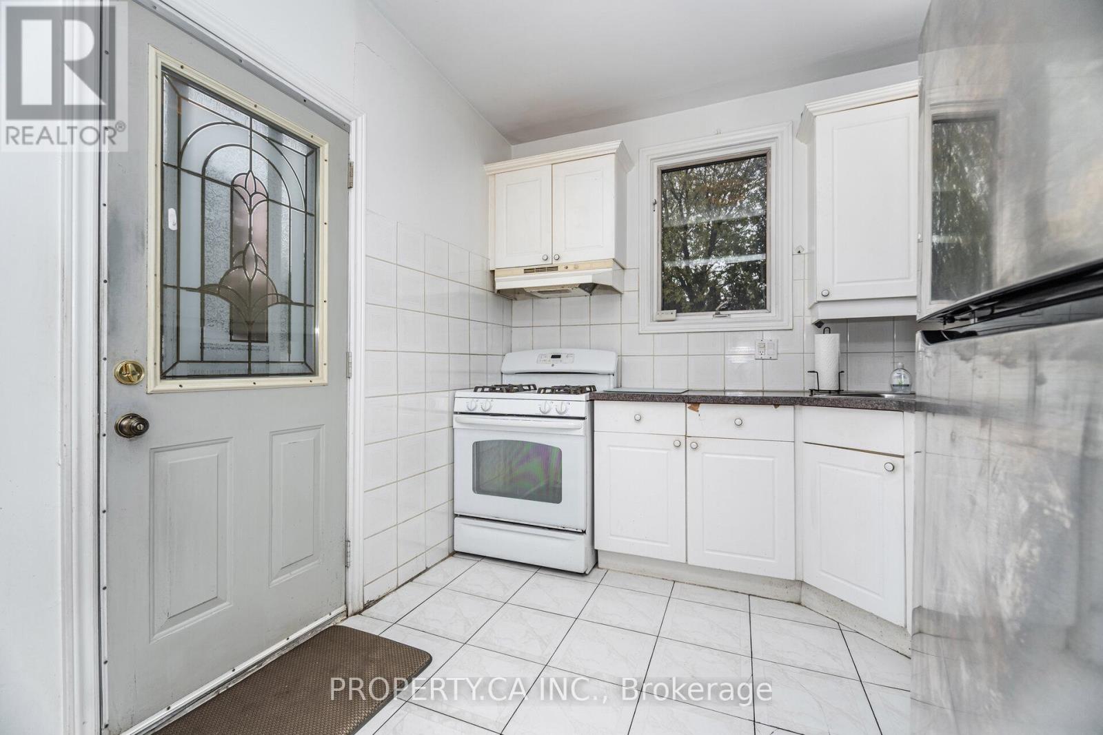 957 Dufferin Street, Toronto, Ontario  M6H 4B2 - Photo 12 - C12471908