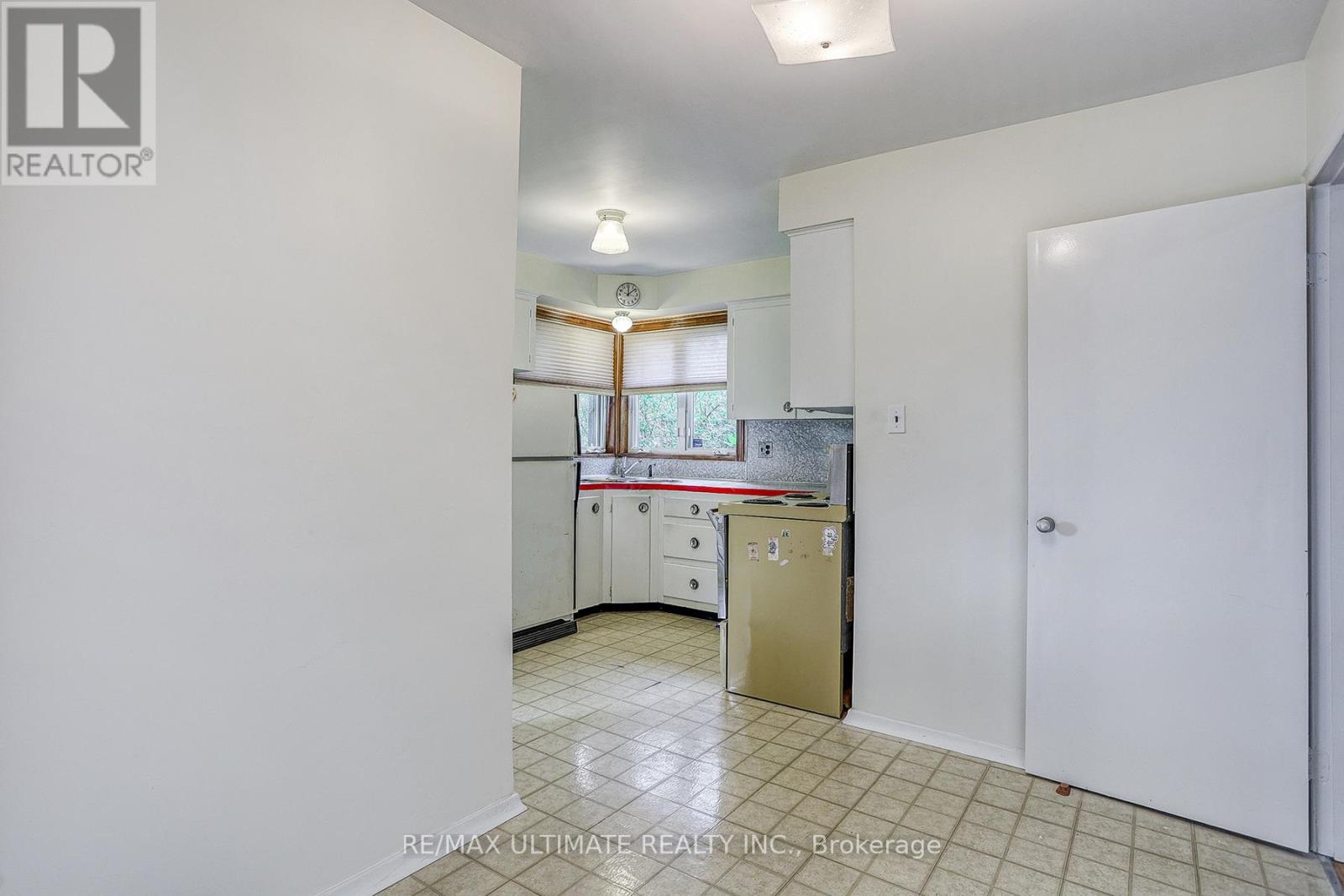 40 Treverton Drive, Toronto, Ontario  M1K 3S6 - Photo 8 - E12471826