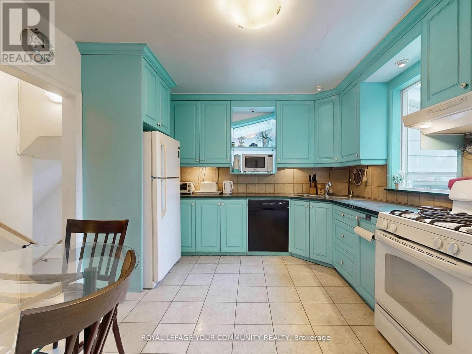 29 Boyle Drive, Richmond Hill, Ontario  L4C 6C8 - Photo 9 - N12471872