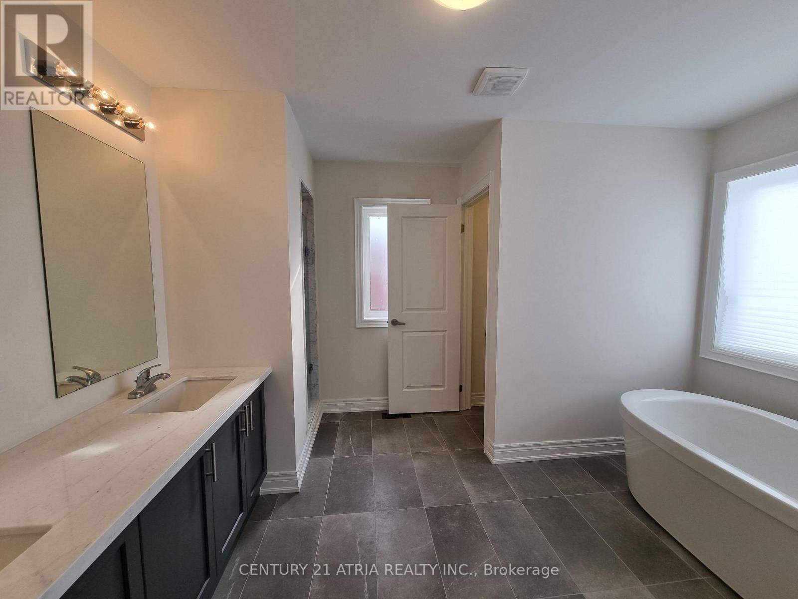 Upper - 22 Watershed Gate, East Gwillimbury, Ontario  L0G 1R0 - Photo 32 - N12471891