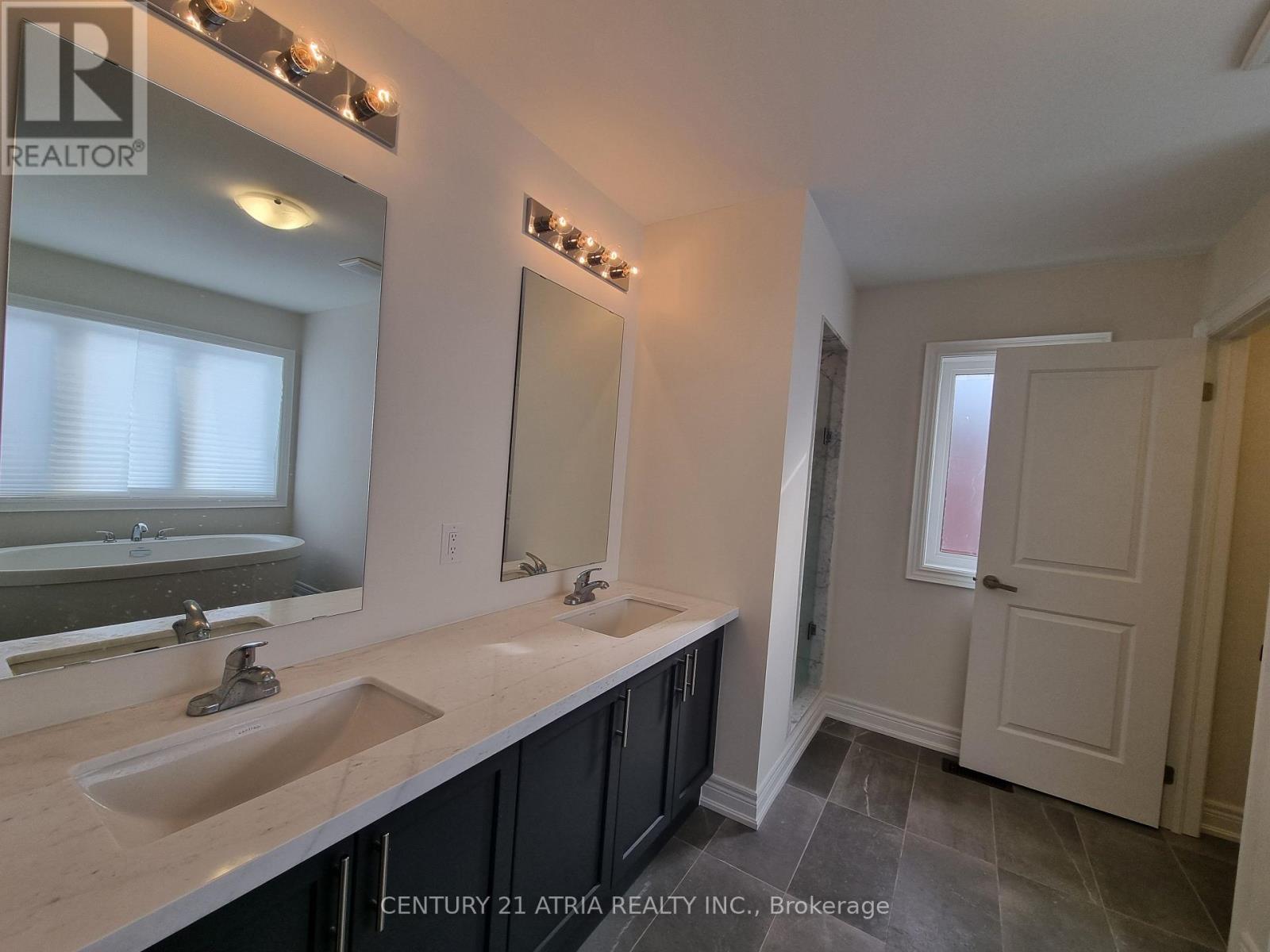 Upper - 22 Watershed Gate, East Gwillimbury, Ontario  L0G 1R0 - Photo 33 - N12471891