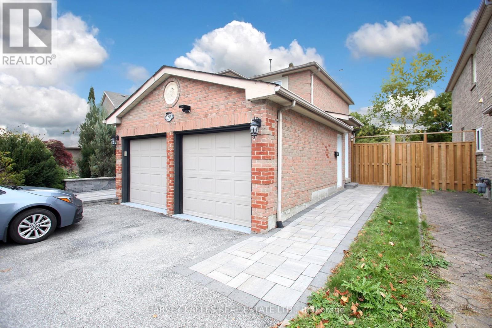295 Brimson Drive, Newmarket, Ontario  L3X 1H9 - Photo 2 - N12471895