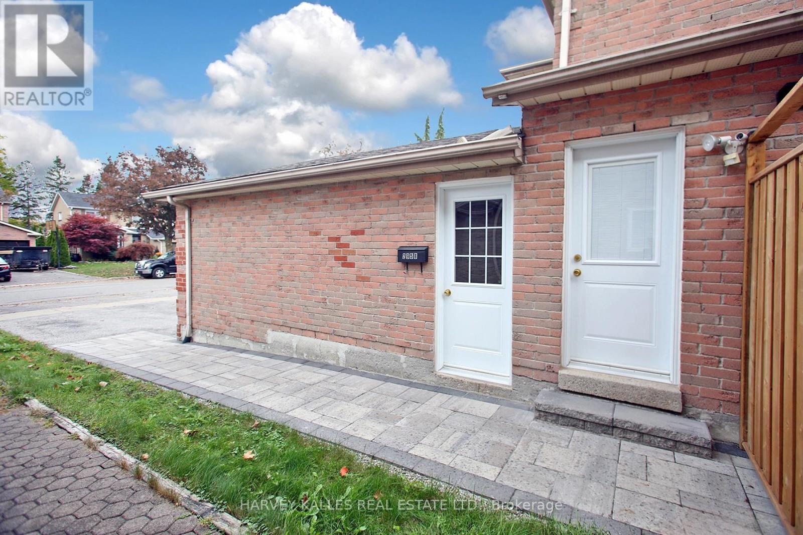 295 Brimson Drive, Newmarket, Ontario  L3X 1H9 - Photo 5 - N12471895