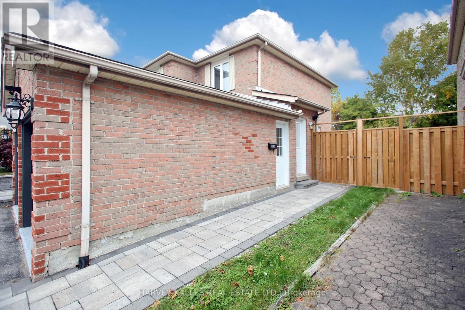 295 Brimson Drive, Newmarket, Ontario  L3X 1H9 - Photo 6 - N12471895
