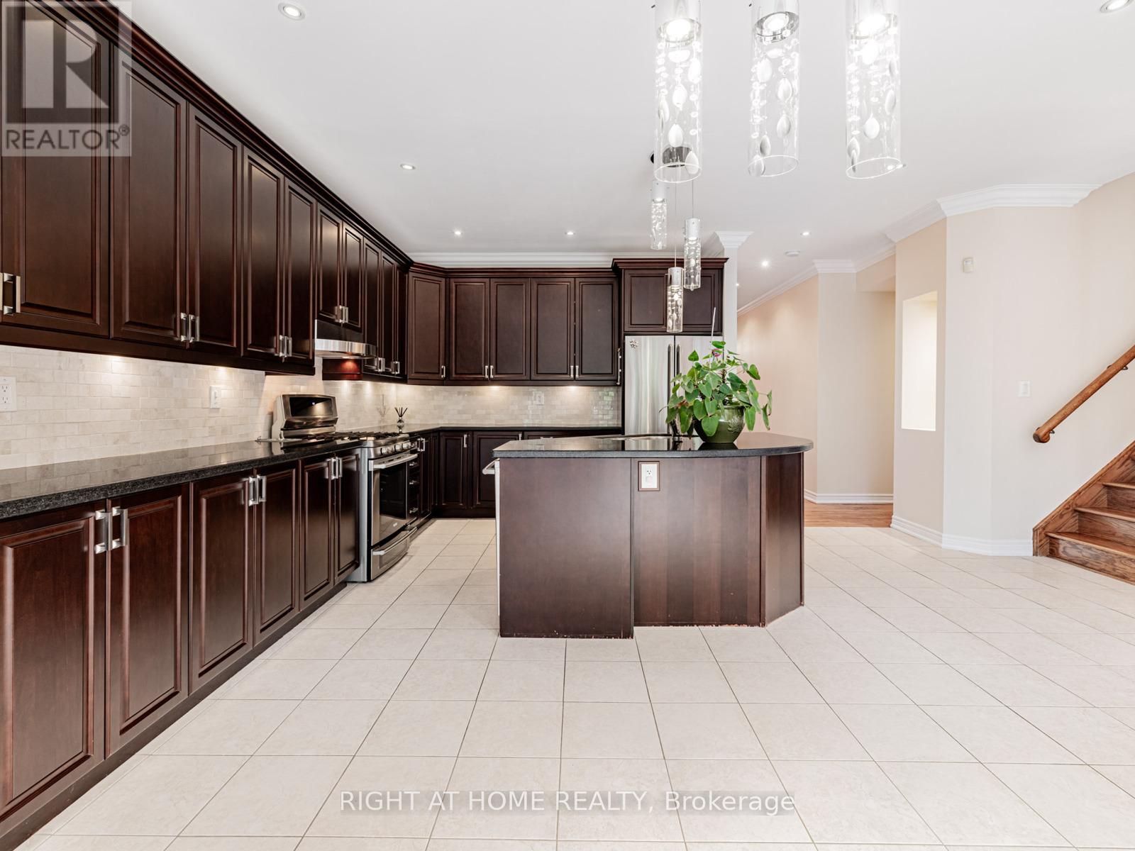 67 Timna Crescent, Vaughan, Ontario  L6A 4L7 - Photo 10 - N12471938