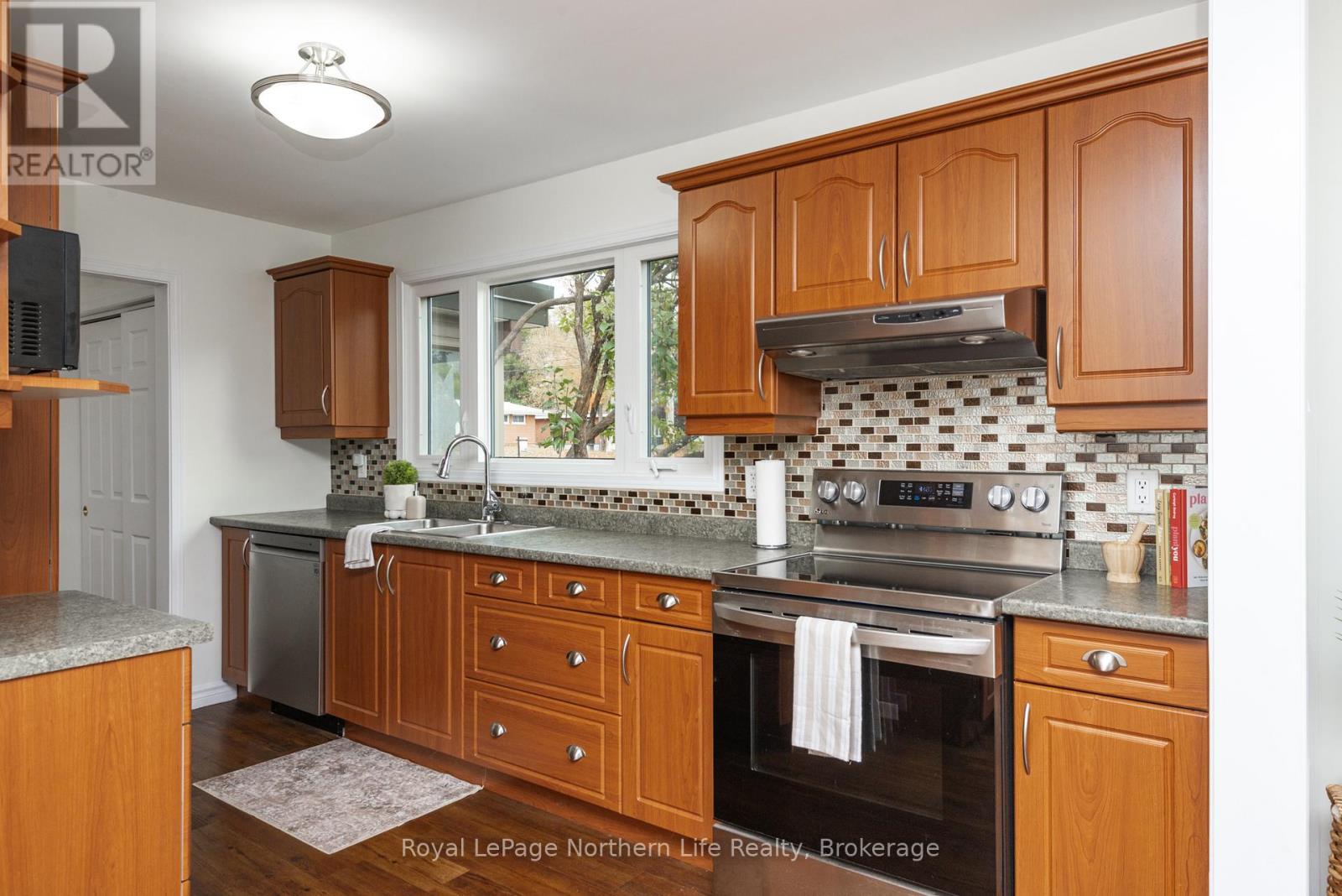 300 Leonard Street, North Bay, Ontario  P1B 5K4 - Photo 14 - X12471948