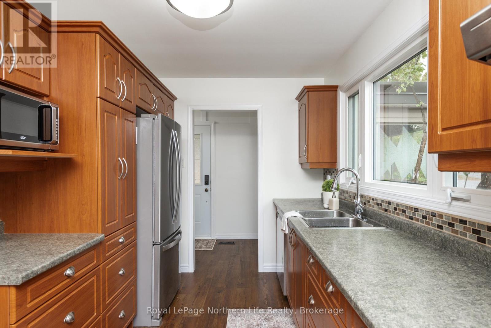 300 Leonard Street, North Bay, Ontario  P1B 5K4 - Photo 17 - X12471948