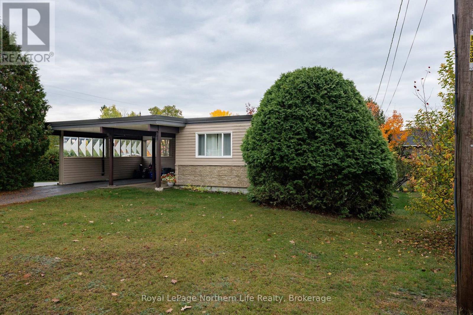300 Leonard Street, North Bay, Ontario  P1B 5K4 - Photo 2 - X12471948