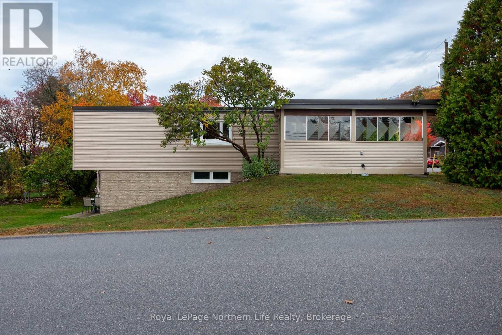 300 Leonard Street, North Bay, Ontario  P1B 5K4 - Photo 3 - X12471948