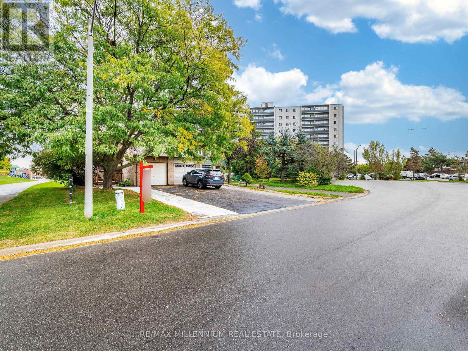35 Scottsdale Court, Brampton, Ontario  L6W 3R8 - Photo 2 - W12471832