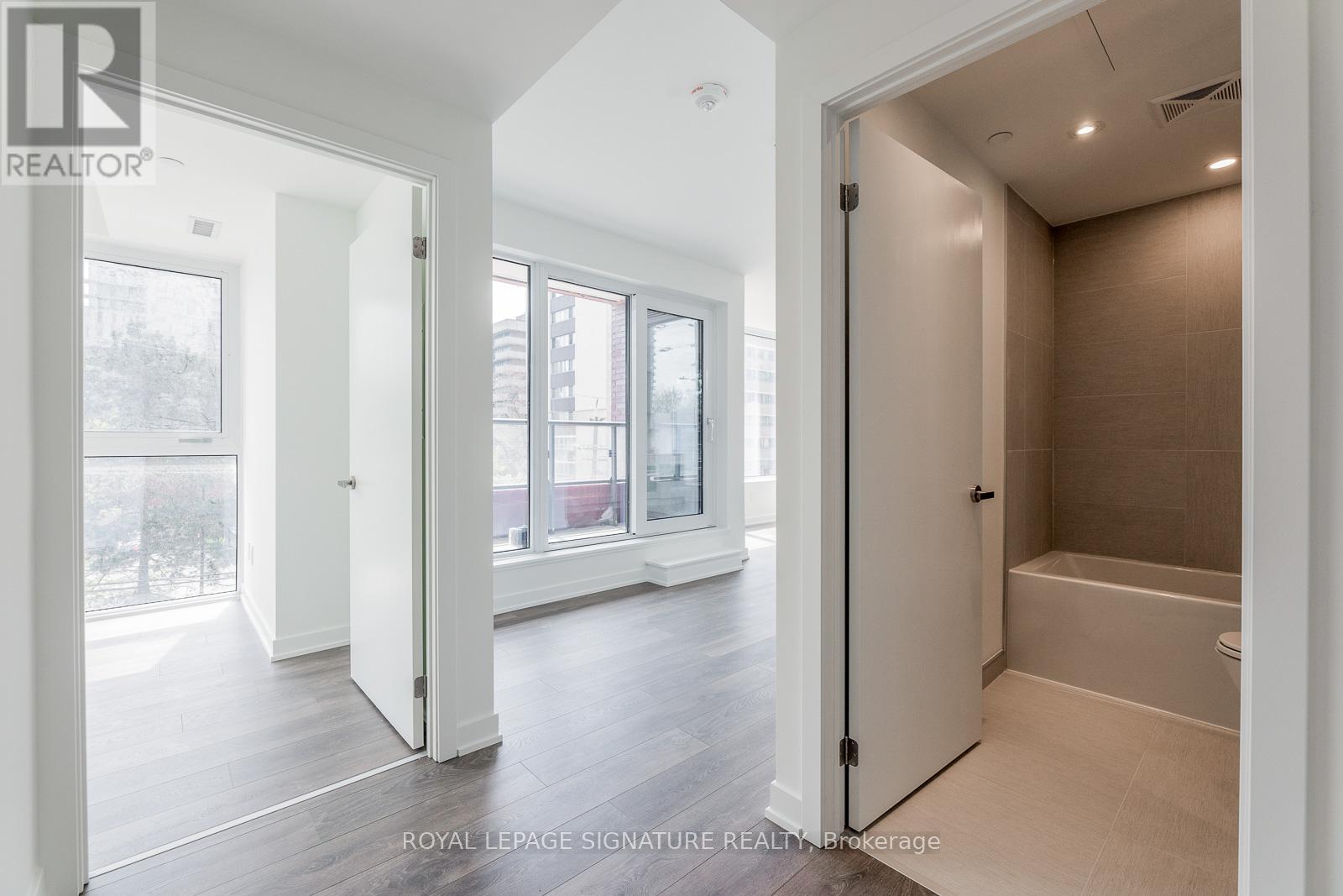 209 - 28 Ann Street, Mississauga, Ontario  L5G 3G1 - Photo 3 - W12471848