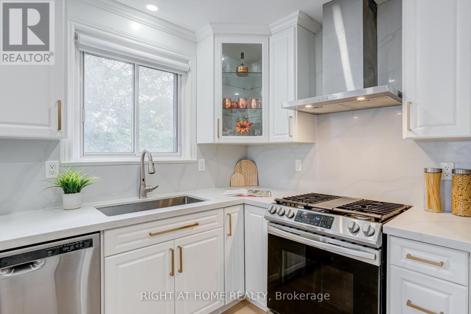 19 Jefferson Road, Brampton, Ontario  L6S 2G6 - Photo 11 - W12471855