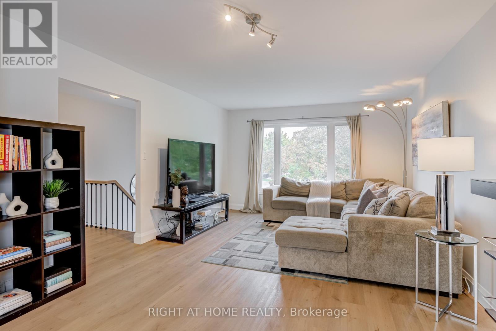19 Jefferson Road, Brampton, Ontario  L6S 2G6 - Photo 5 - W12471855